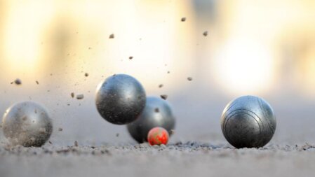 Soci del Circolo G.B. Muller durante una partita di petanque