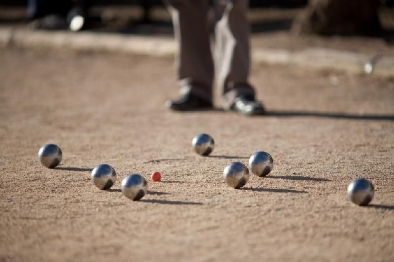 Istruttore di petanque con gruppo principianti