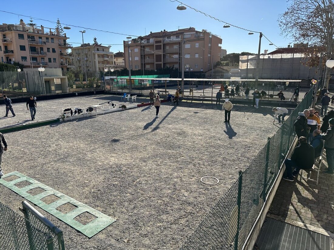 Giocatore avanzato esegue tiro di battuta