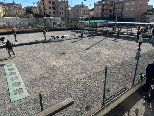 Campi di petanque con terreno stabilizzato e bordature